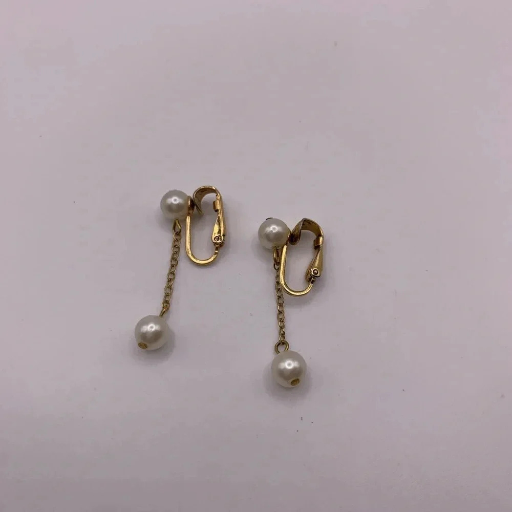 Lot of pair vintage gold tone faux pearl clip on earrings and brooch - Picture 6 of 8